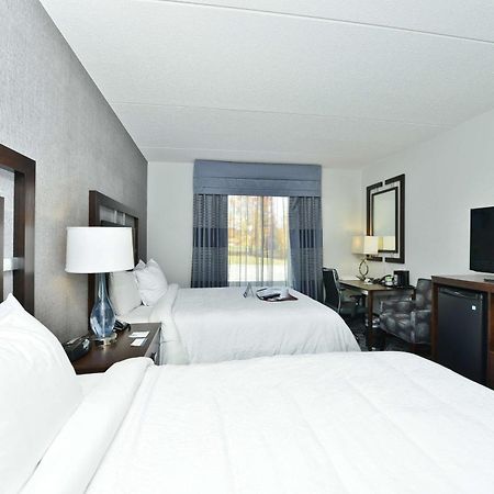 Hampton Inn&Suites Greensboro/Coliseum Area Exterior foto