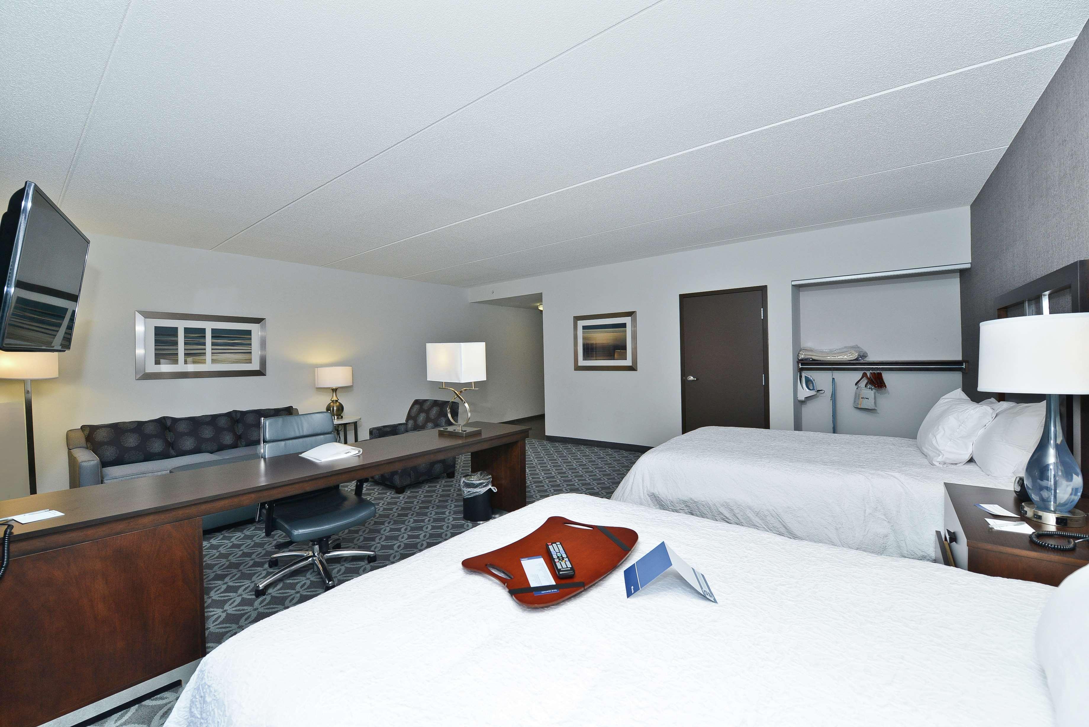 Hampton Inn&Suites Greensboro/Coliseum Area Exterior foto