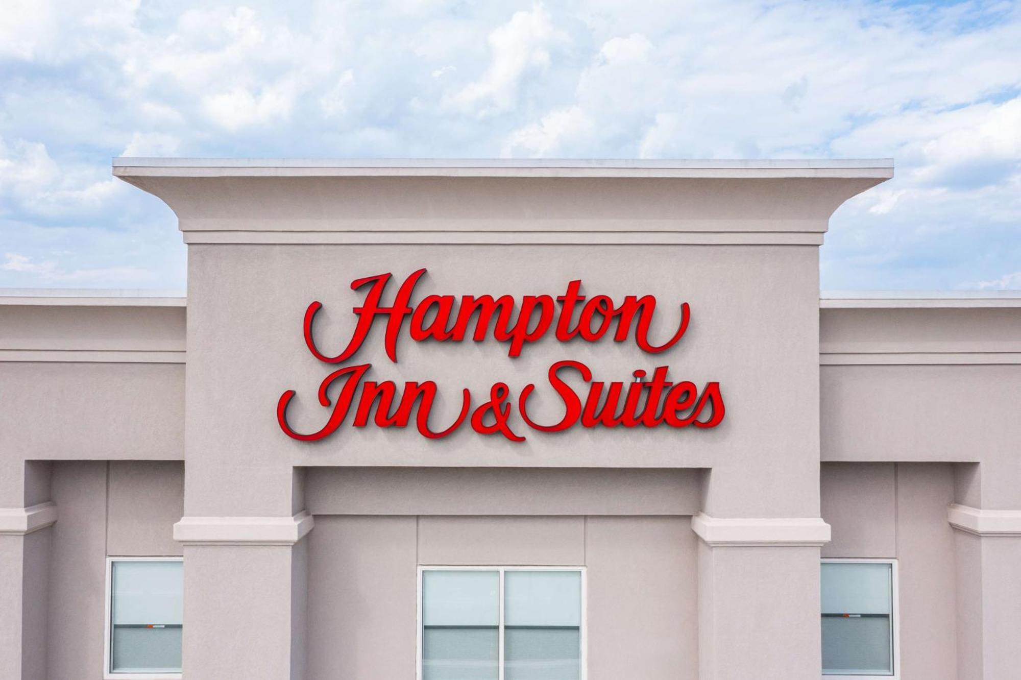 Hampton Inn&Suites Greensboro/Coliseum Area Exterior foto