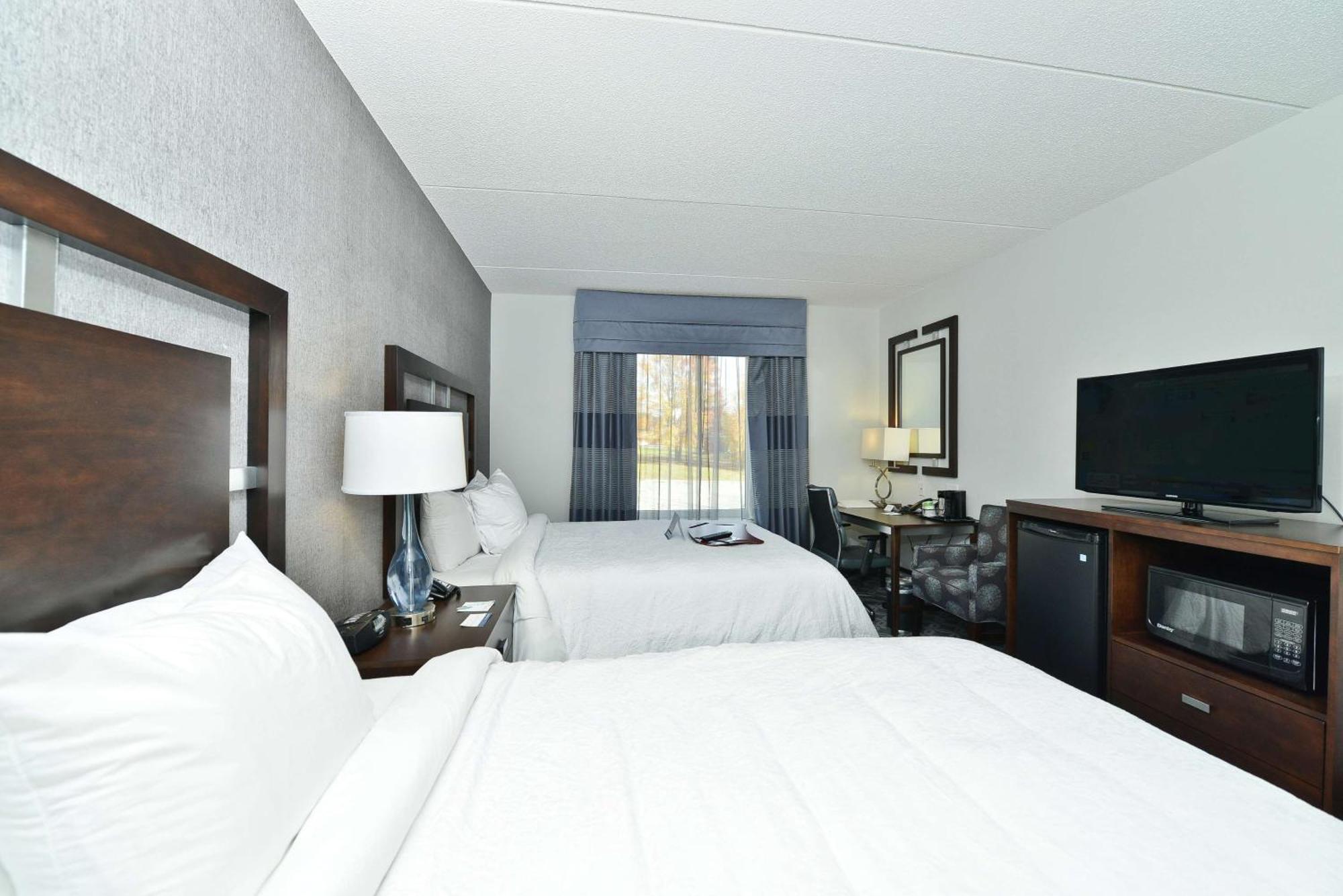 Hampton Inn&Suites Greensboro/Coliseum Area Exterior foto