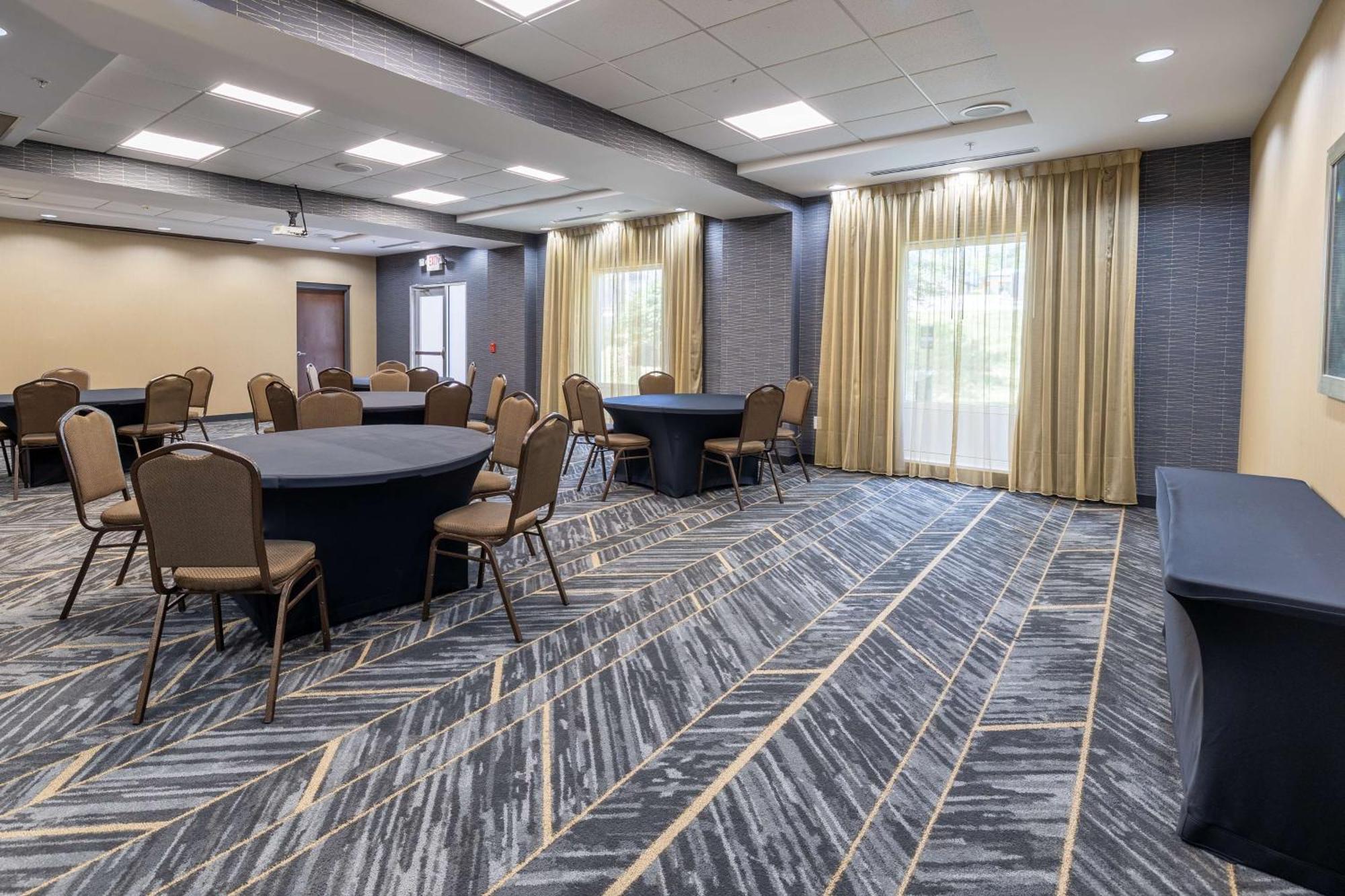 Hampton Inn&Suites Greensboro/Coliseum Area Exterior foto